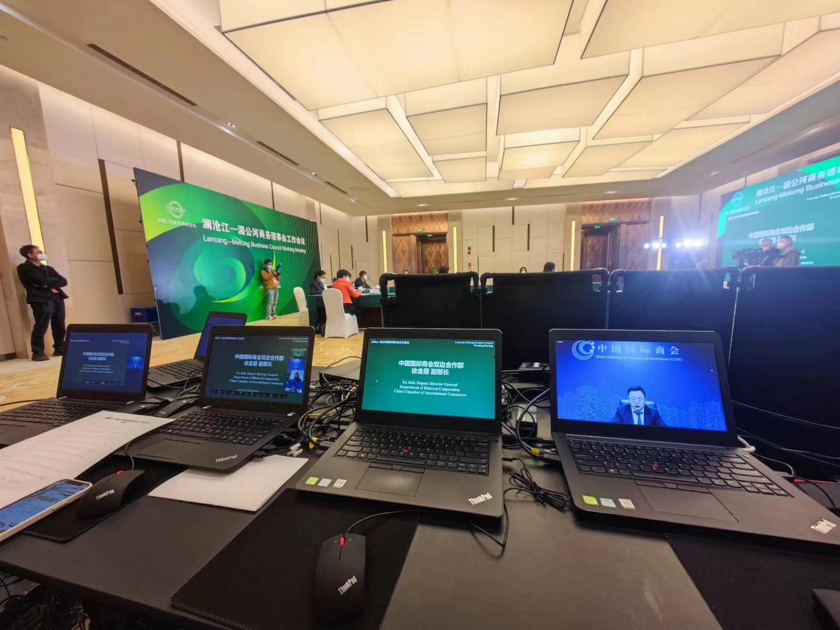引进重点企业咨询委员会在香港首次会议